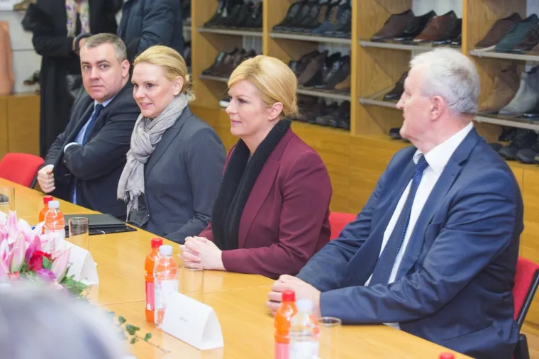 Predsjednica Republike posjetila Borovo, radnici ju iznenadili neočekivanim poklonom