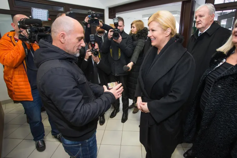 Predsjednica Republike posjetila Borovo, radnici ju iznenadili neočekivanim poklonom