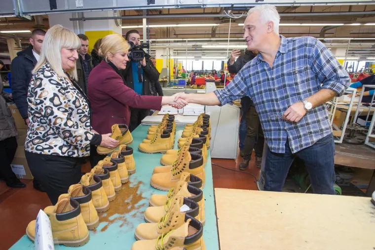 Predsjednica Republike posjetila Borovo, radnici ju iznenadili neočekivanim poklonom