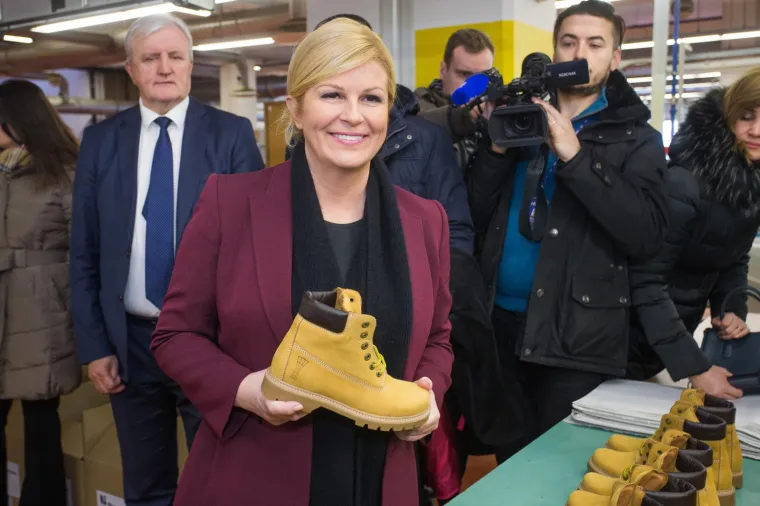 Predsjednica Republike posjetila Borovo, radnici ju iznenadili neočekivanim poklonom