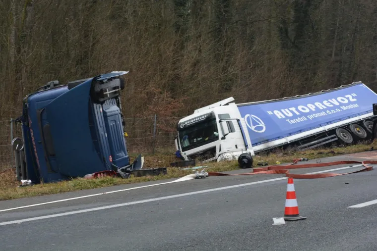 Novska: U sudaru cisterne i šlepera na A3 ozlijeđen muškarac