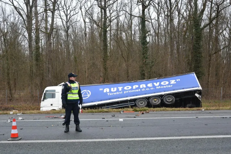 Novska: U sudaru cisterne i šlepera na A3 ozlijeđen muškarac