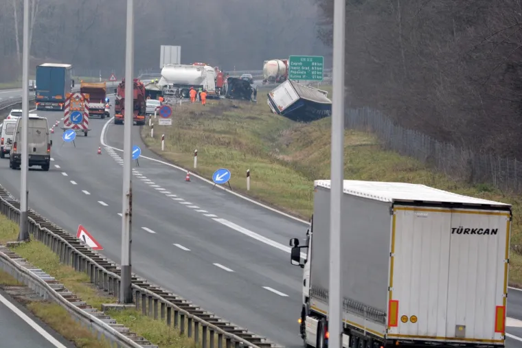 Novska: U sudaru cisterne i šlepera na A3 ozlijeđen muškarac