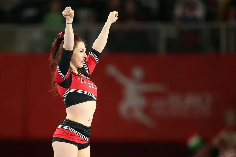 ATRAKTIVNE PLESAČICE ZABAVLJAJU GLEDATELJE NA UTAKMICAMA: Oskudno odjevene odu&scaron;evljavaju vratolomijama