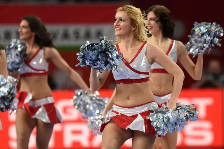 ATRAKTIVNE PLESAČICE ZABAVLJAJU GLEDATELJE NA UTAKMICAMA: Oskudno odjevene odu&scaron;evljavaju vratolomijama