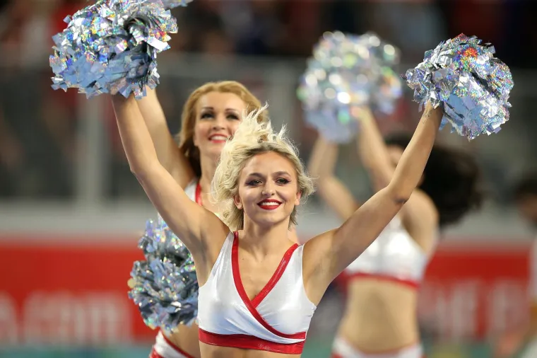 ATRAKTIVNE PLESAČICE ZABAVLJAJU GLEDATELJE NA UTAKMICAMA: Oskudno odjevene odu&scaron;evljavaju vratolomijama