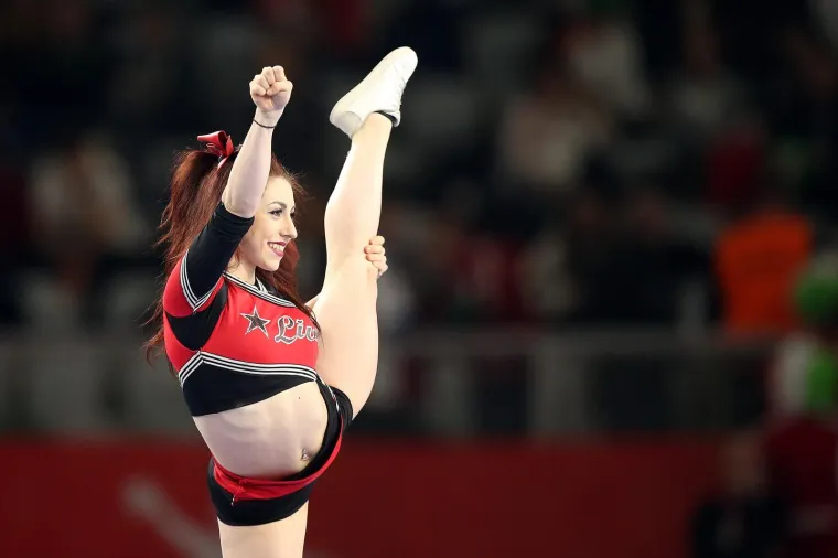 ATRAKTIVNE PLESAČICE ZABAVLJAJU GLEDATELJE NA UTAKMICAMA: Oskudno odjevene odu&scaron;evljavaju vratolomijama