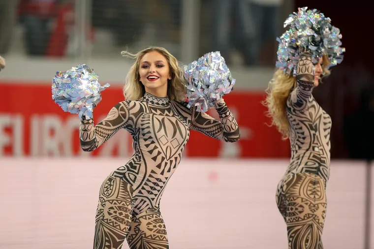 ATRAKTIVNE PLESAČICE ZABAVLJAJU GLEDATELJE NA UTAKMICAMA: Oskudno odjevene odu&scaron;evljavaju vratolomijama