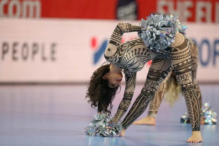 ATRAKTIVNE PLESAČICE ZABAVLJAJU GLEDATELJE NA UTAKMICAMA: Oskudno odjevene odu&scaron;evljavaju vratolomijama