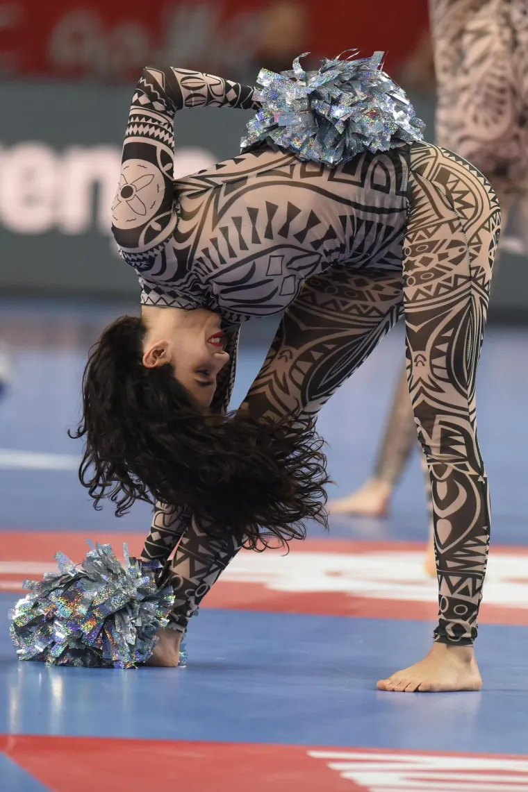 ATRAKTIVNE PLESAČICE ZABAVLJAJU GLEDATELJE NA UTAKMICAMA: Oskudno odjevene odu&scaron;evljavaju vratolomijama