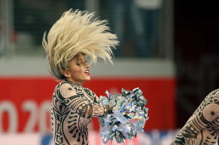 ATRAKTIVNE PLESAČICE ZABAVLJAJU GLEDATELJE NA UTAKMICAMA: Oskudno odjevene odu&scaron;evljavaju vratolomijama