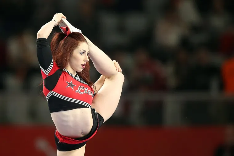 ATRAKTIVNE PLESAČICE ZABAVLJAJU GLEDATELJE NA UTAKMICAMA: Oskudno odjevene odu&scaron;evljavaju vratolomijama