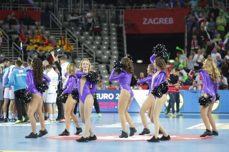 ATRAKTIVNE PLESAČICE ZABAVLJAJU GLEDATELJE NA UTAKMICAMA: Oskudno odjevene odu&scaron;evljavaju vratolomijama