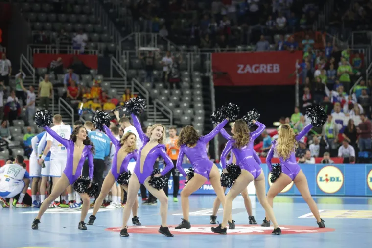 ATRAKTIVNE PLESAČICE ZABAVLJAJU GLEDATELJE NA UTAKMICAMA: Oskudno odjevene odu&scaron;evljavaju vratolomijama