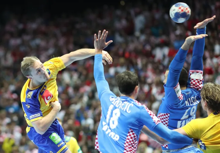 DETALJI RUKOMETNE BITKE U SPALADIUM ARENI: Plju&scaron;te udarci, plju&scaron;te golovi, tribine se tresu od pjesme