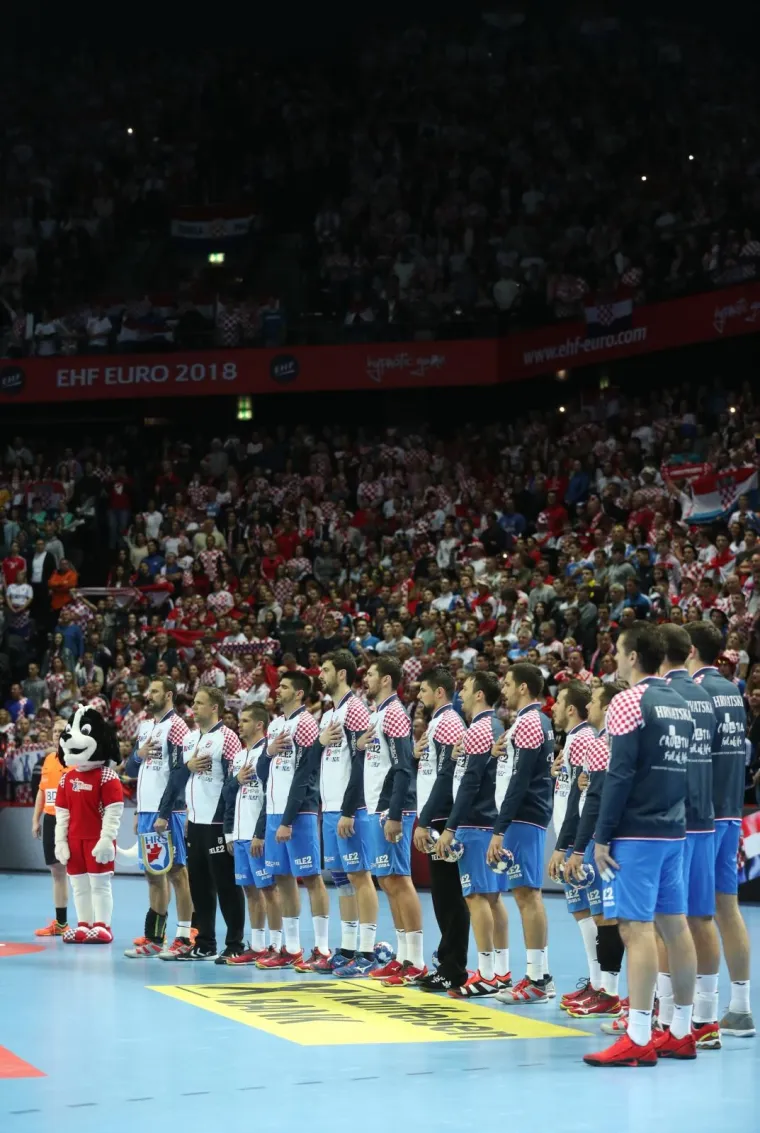 DETALJI RUKOMETNE BITKE U SPALADIUM ARENI: Plju&scaron;te udarci, plju&scaron;te golovi, tribine se tresu od pjesme