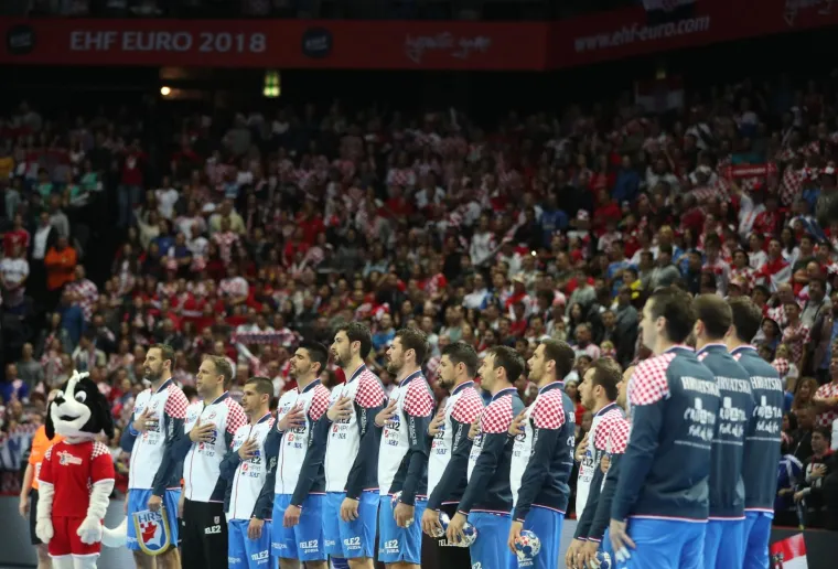 DETALJI RUKOMETNE BITKE U SPALADIUM ARENI: Plju&scaron;te udarci, plju&scaron;te golovi, tribine se tresu od pjesme