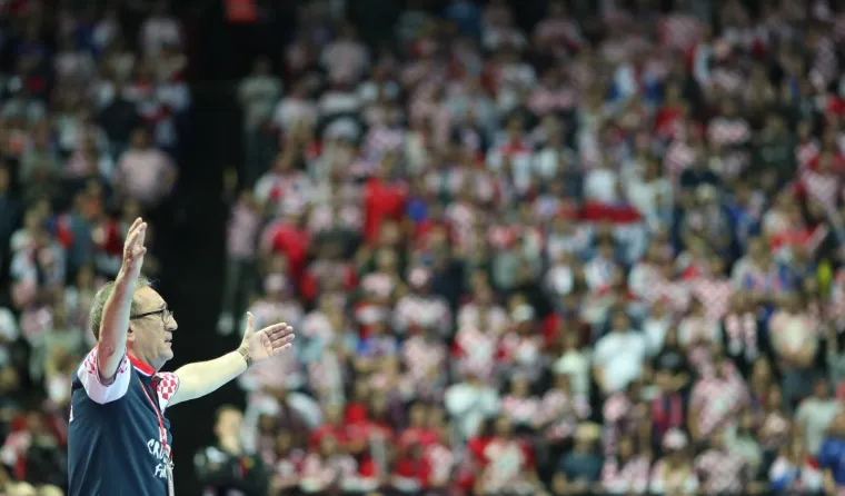 DETALJI RUKOMETNE BITKE U SPALADIUM ARENI: Plju&scaron;te udarci, plju&scaron;te golovi, tribine se tresu od pjesme