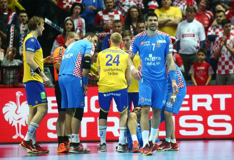 DETALJI RUKOMETNE BITKE U SPALADIUM ARENI: Plju&scaron;te udarci, plju&scaron;te golovi, tribine se tresu od pjesme