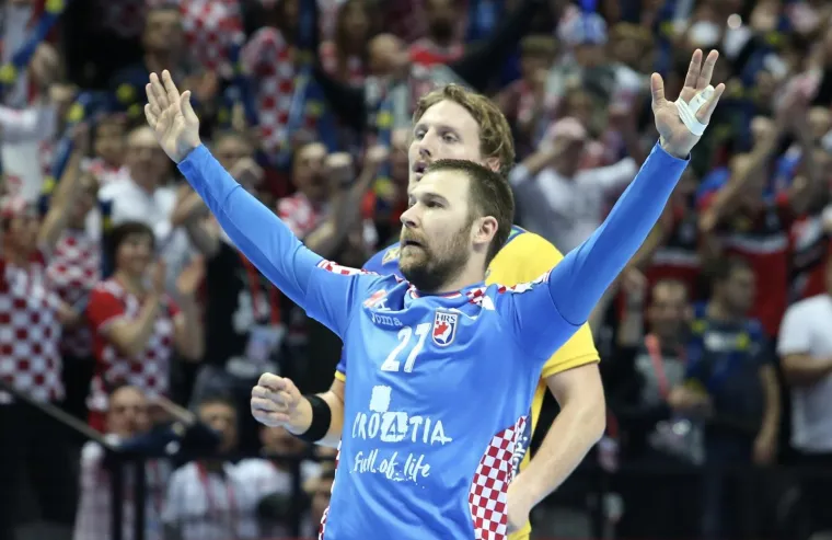 DETALJI RUKOMETNE BITKE U SPALADIUM ARENI: Plju&scaron;te udarci, plju&scaron;te golovi, tribine se tresu od pjesme