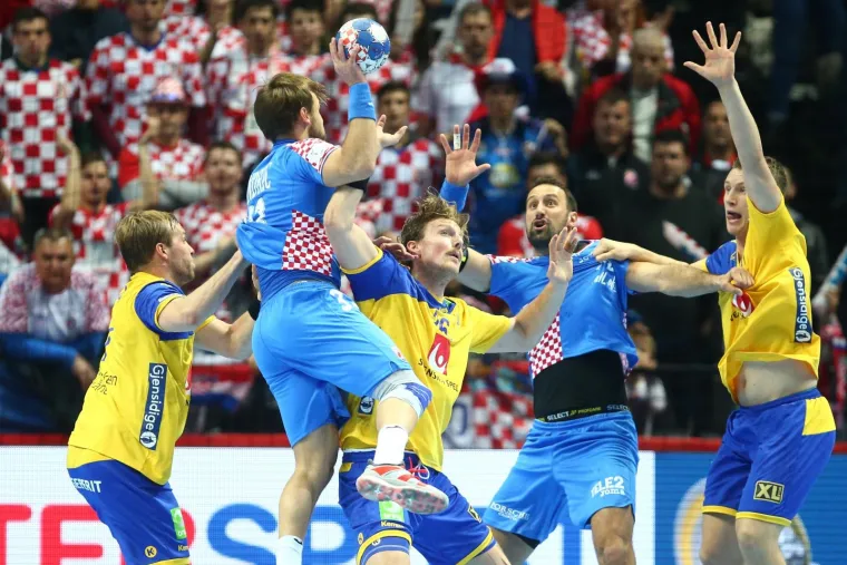 DETALJI RUKOMETNE BITKE U SPALADIUM ARENI: Plju&scaron;te udarci, plju&scaron;te golovi, tribine se tresu od pjesme