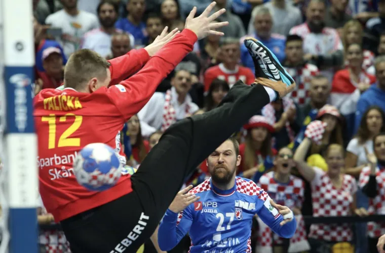 DETALJI RUKOMETNE BITKE U SPALADIUM ARENI: Plju&scaron;te udarci, plju&scaron;te golovi, tribine se tresu od pjesme