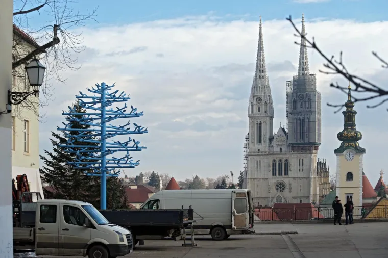 Skulptura Plavo stablo Vaska Lipovca krasi plato Gradec