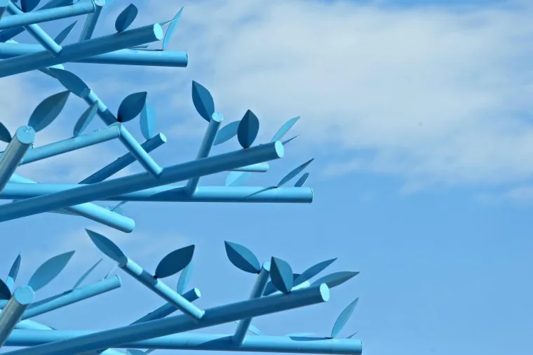 Skulptura Plavo stablo Vaska Lipovca krasi plato Gradec