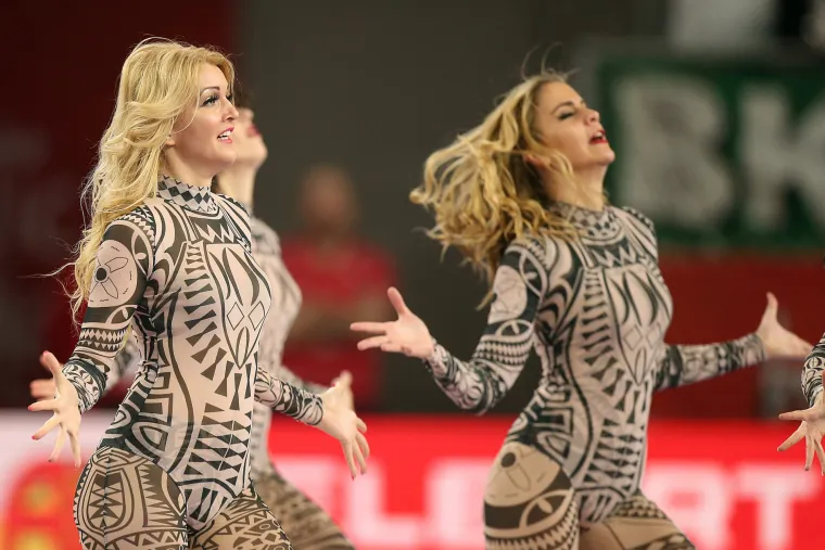 Te&scaron;ko se odlučiti koga gledati, njih ili rukometa&scaron;e: zgodne plesačice svojim nastupima začine svaki rukometni spektakl