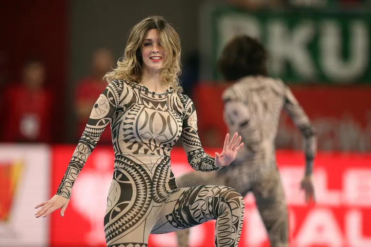 Te&scaron;ko se odlučiti koga gledati, njih ili rukometa&scaron;e: zgodne plesačice svojim nastupima začine svaki rukometni spektakl