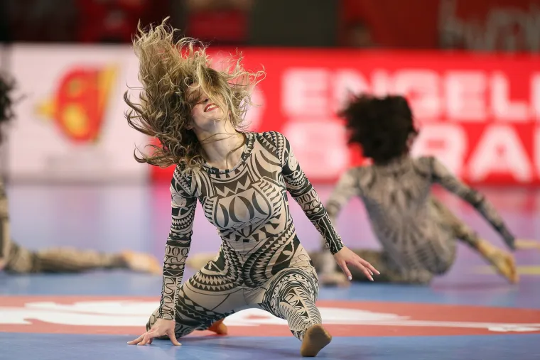 Te&scaron;ko se odlučiti koga gledati, njih ili rukometa&scaron;e: zgodne plesačice svojim nastupima začine svaki rukometni spektakl
