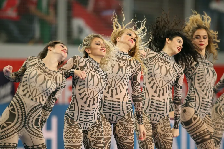 Te&scaron;ko se odlučiti koga gledati, njih ili rukometa&scaron;e: zgodne plesačice svojim nastupima začine svaki rukometni spektakl