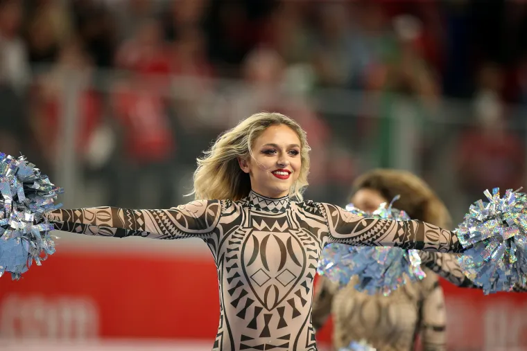 Te&scaron;ko se odlučiti koga gledati, njih ili rukometa&scaron;e: zgodne plesačice svojim nastupima začine svaki rukometni spektakl