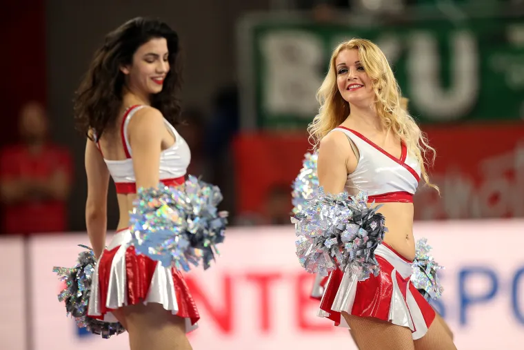 Te&scaron;ko se odlučiti koga gledati, njih ili rukometa&scaron;e: zgodne plesačice svojim nastupima začine svaki rukometni spektakl