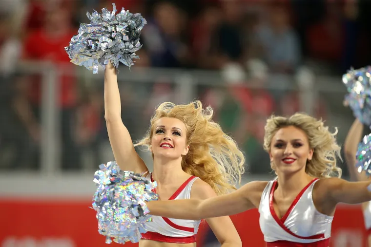 Te&scaron;ko se odlučiti koga gledati, njih ili rukometa&scaron;e: zgodne plesačice svojim nastupima začine svaki rukometni spektakl