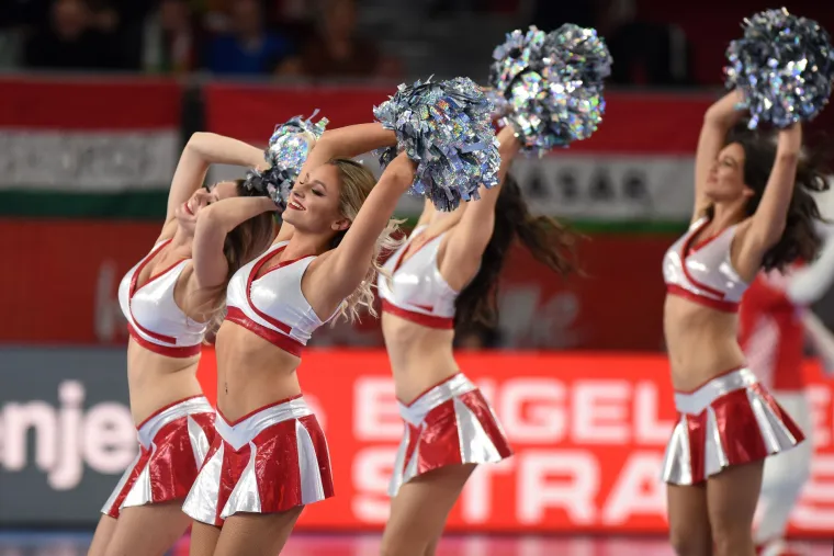 Te&scaron;ko se odlučiti koga gledati, njih ili rukometa&scaron;e: zgodne plesačice svojim nastupima začine svaki rukometni spektakl