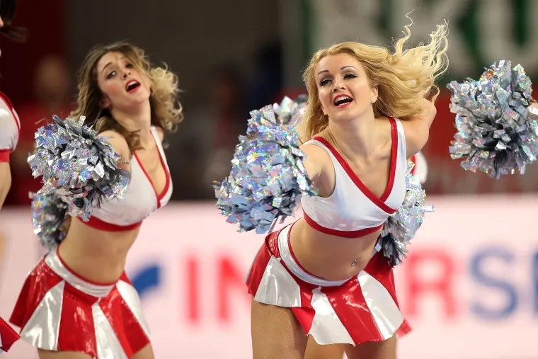 Te&scaron;ko se odlučiti koga gledati, njih ili rukometa&scaron;e: zgodne plesačice svojim nastupima začine svaki rukometni spektakl