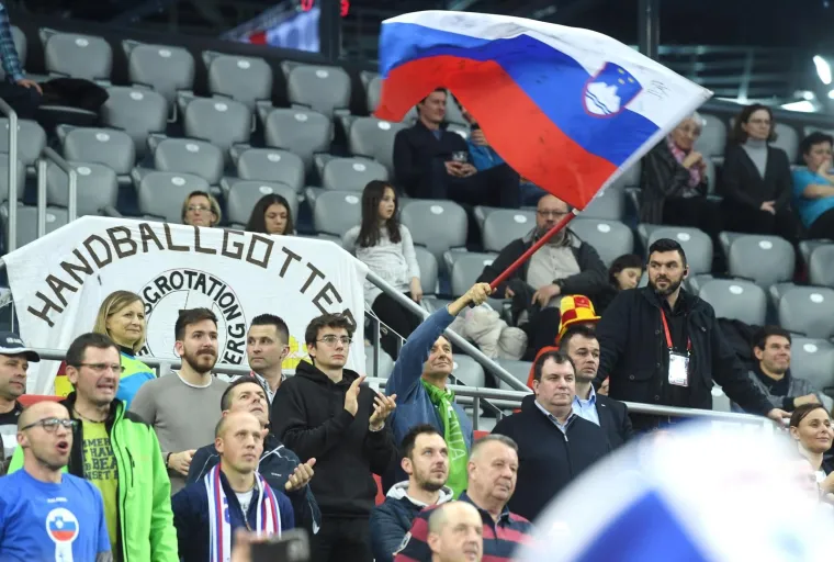 BORUT PAHOR I JAKOV KITAROVIĆ ZAJEDNO NAVIJALI ZA SLOVENCE: Redari iz dvorane iznijeli nesta&scaron;nog navijača