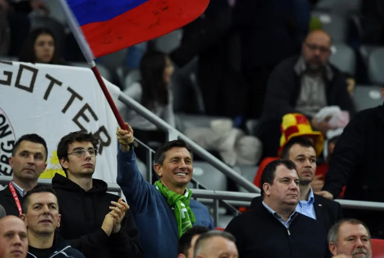 BORUT PAHOR I JAKOV KITAROVIĆ ZAJEDNO NAVIJALI ZA SLOVENCE: Redari iz dvorane iznijeli nesta&scaron;nog navijača