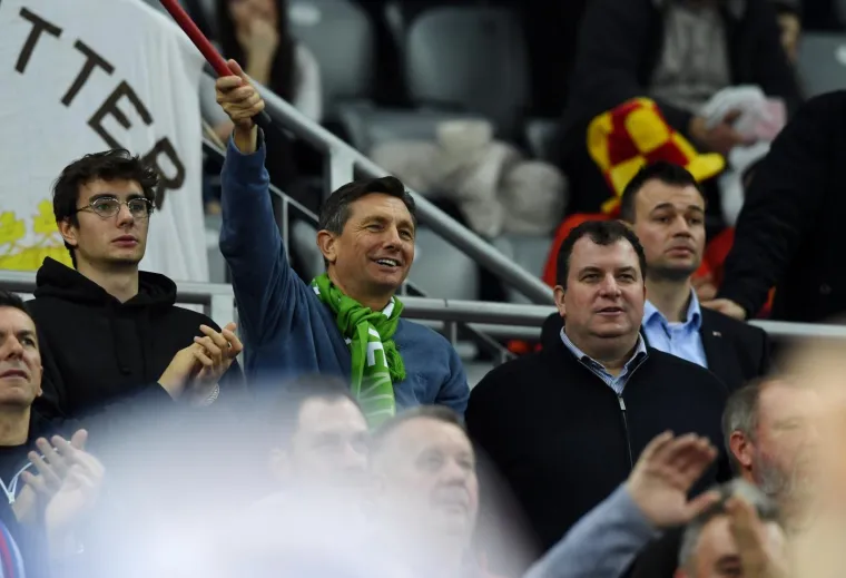 BORUT PAHOR I JAKOV KITAROVIĆ ZAJEDNO NAVIJALI ZA SLOVENCE: Redari iz dvorane iznijeli nesta&scaron;nog navijača