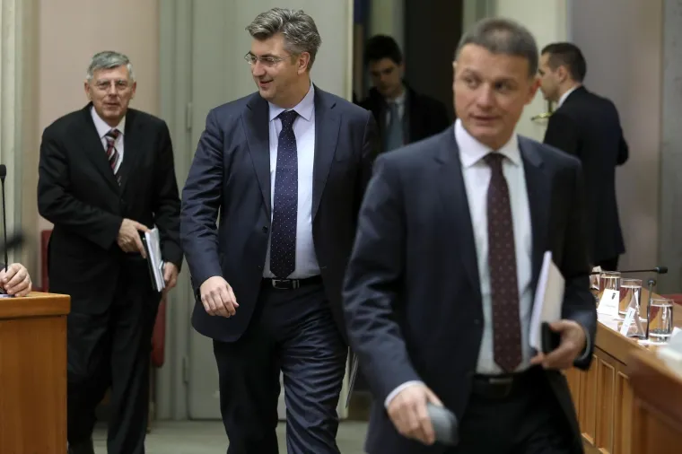 Ni mjesec dana odmora nekim zastupnicima nije bilo dovoljno pa su na prvi dan sjednice krenuli skupljati 'neopravdane'