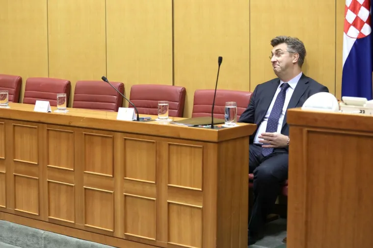 Ni mjesec dana odmora nekim zastupnicima nije bilo dovoljno pa su na prvi dan sjednice krenuli skupljati 'neopravdane'