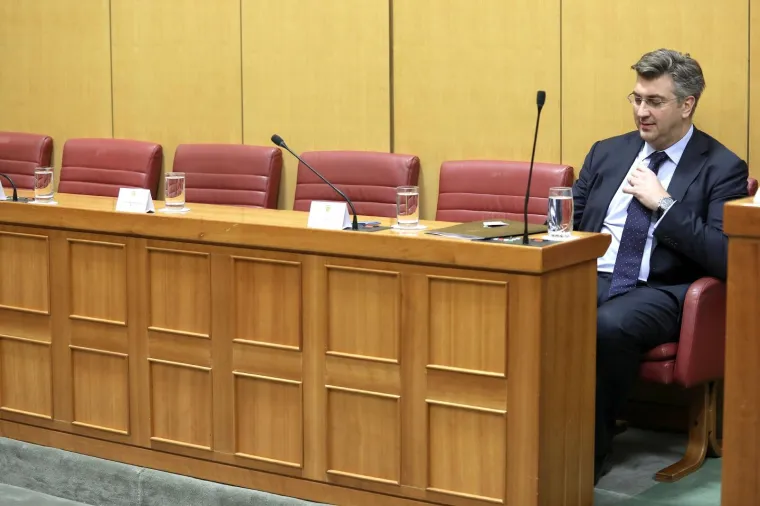 Ni mjesec dana odmora nekim zastupnicima nije bilo dovoljno pa su na prvi dan sjednice krenuli skupljati 'neopravdane'