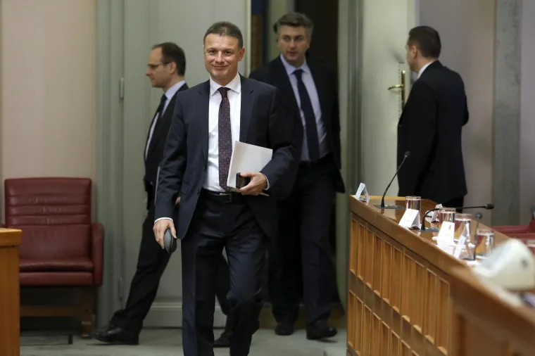 Ni mjesec dana odmora nekim zastupnicima nije bilo dovoljno pa su na prvi dan sjednice krenuli skupljati 'neopravdane'