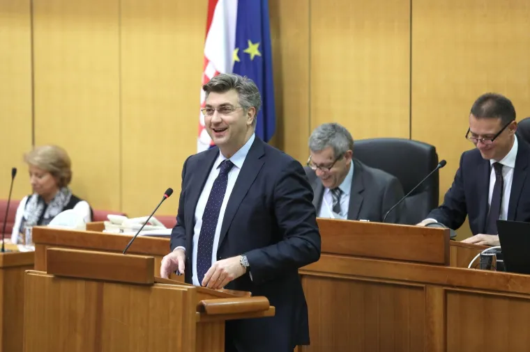 Ni mjesec dana odmora nekim zastupnicima nije bilo dovoljno pa su na prvi dan sjednice krenuli skupljati 'neopravdane'