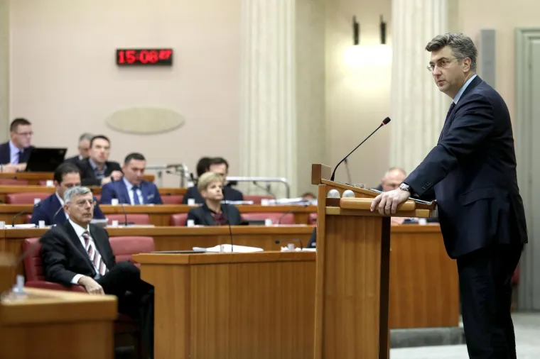 Ni mjesec dana odmora nekim zastupnicima nije bilo dovoljno pa su na prvi dan sjednice krenuli skupljati 'neopravdane'