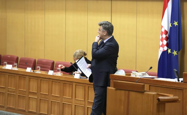 Ni mjesec dana odmora nekim zastupnicima nije bilo dovoljno pa su na prvi dan sjednice krenuli skupljati 'neopravdane'