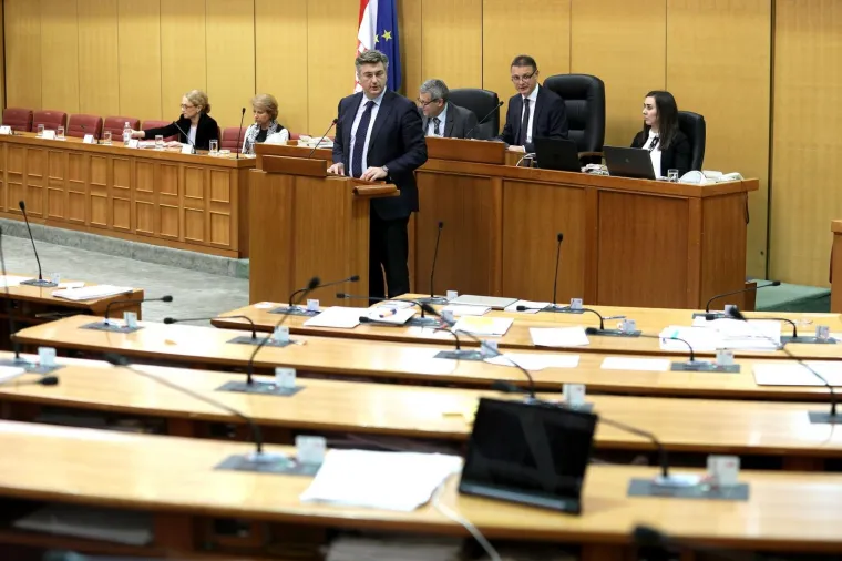 Ni mjesec dana odmora nekim zastupnicima nije bilo dovoljno pa su na prvi dan sjednice krenuli skupljati 'neopravdane'