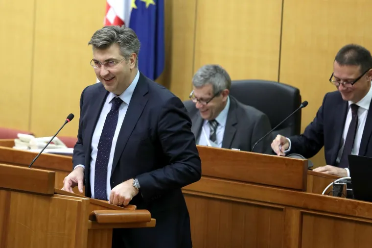 Ni mjesec dana odmora nekim zastupnicima nije bilo dovoljno pa su na prvi dan sjednice krenuli skupljati 'neopravdane'