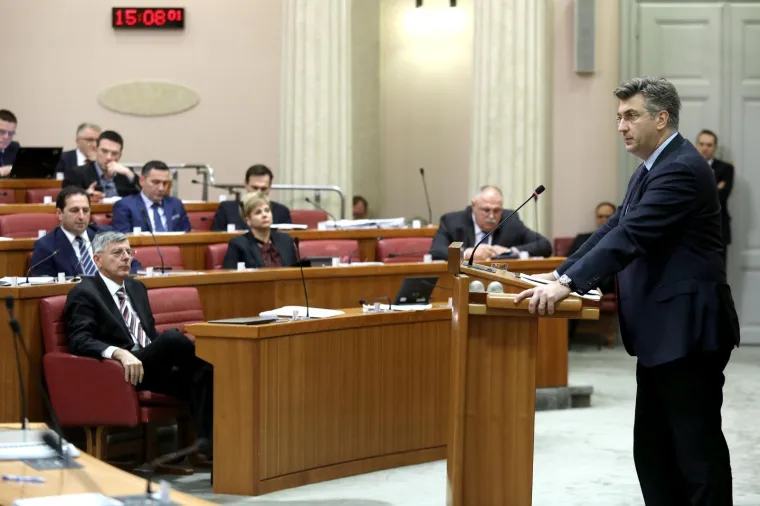 Ni mjesec dana odmora nekim zastupnicima nije bilo dovoljno pa su na prvi dan sjednice krenuli skupljati 'neopravdane'